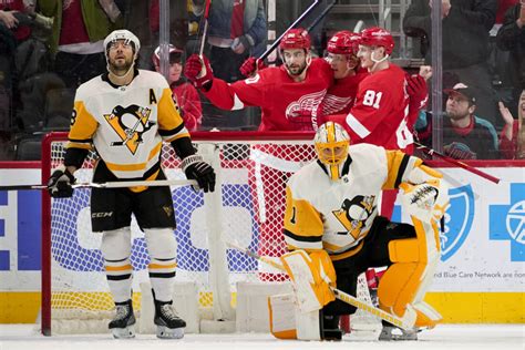Perron’s 3rd-period hat trick lifts Red Wings past Penguins